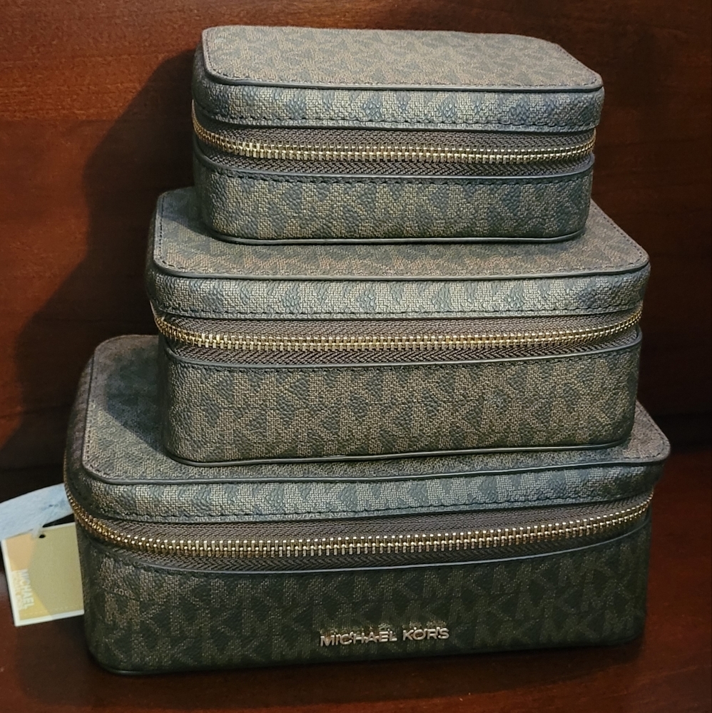 MK travel case set